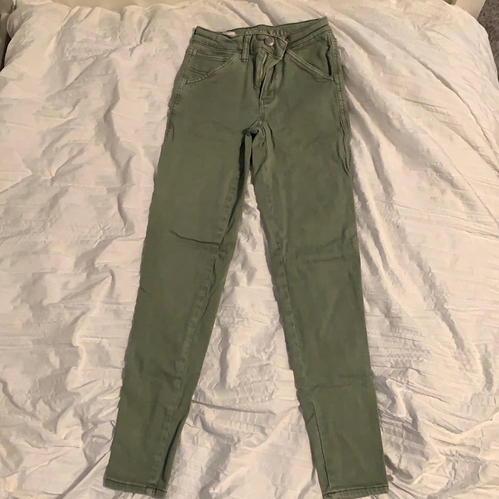 American Eagle green Hi-Rise Jegging.